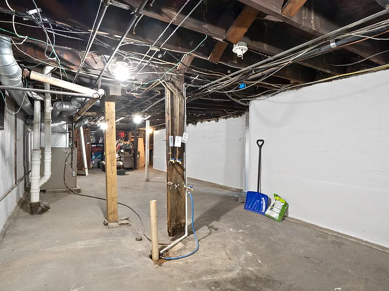 Basement (laundry/storage)