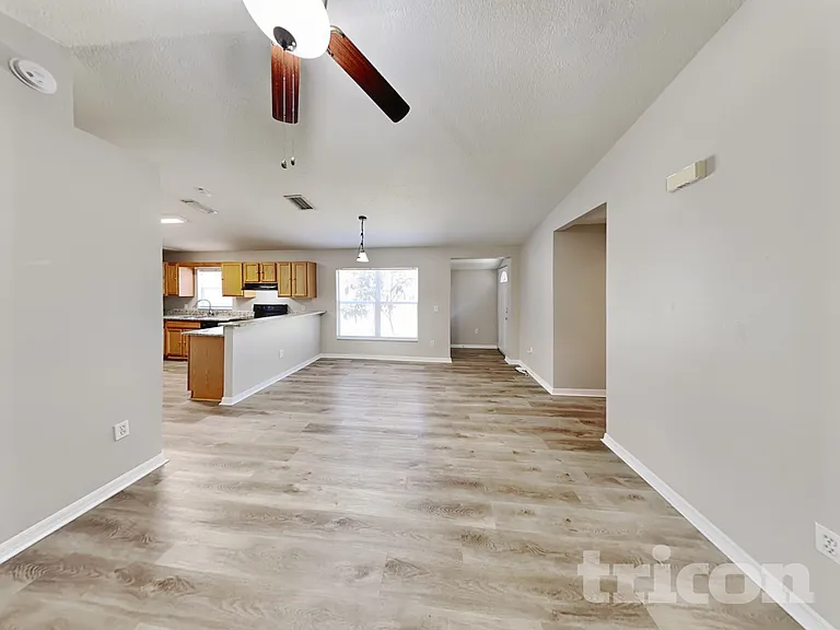 4409 Venice Dr — Photo 2