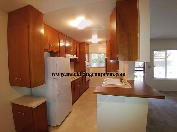 4th image of 1429 De La Vina St APT 2