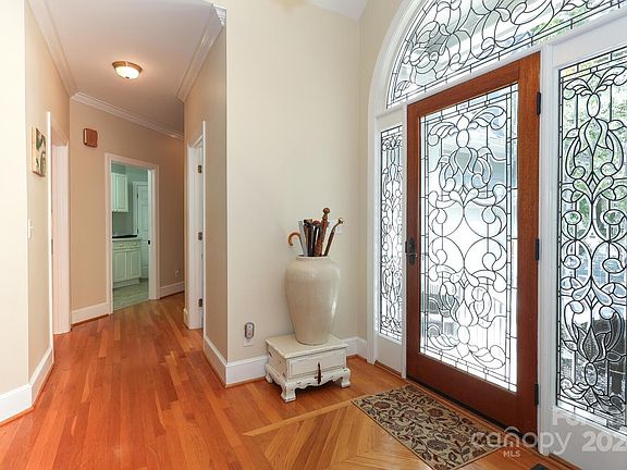 5th image of 8 Oakwood Ln