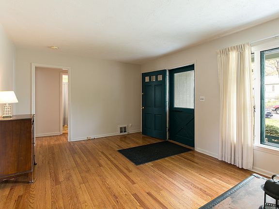 4th image of 619 W 87th Ter