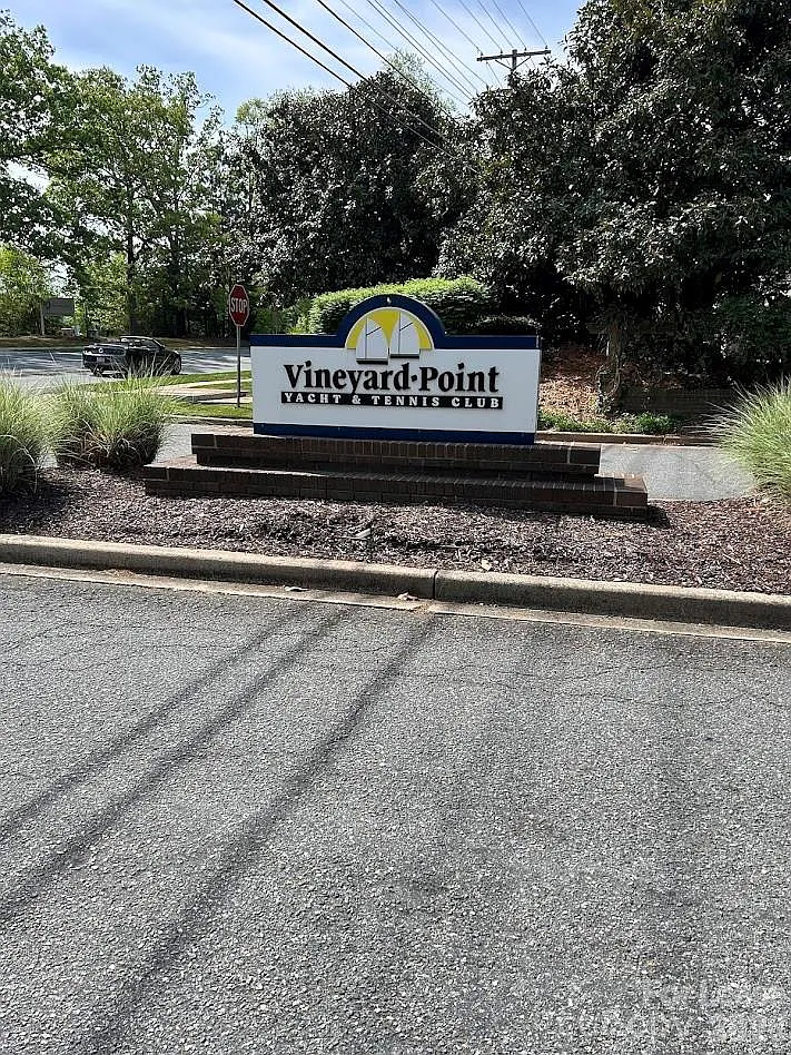 Vineyard Point — Photo 2