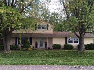 17028 Parkside Dr, Carlinville, IL 62626