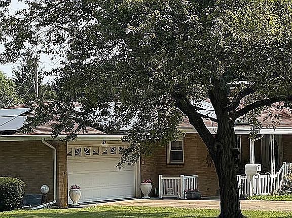 1st image of 52 Benton Dr