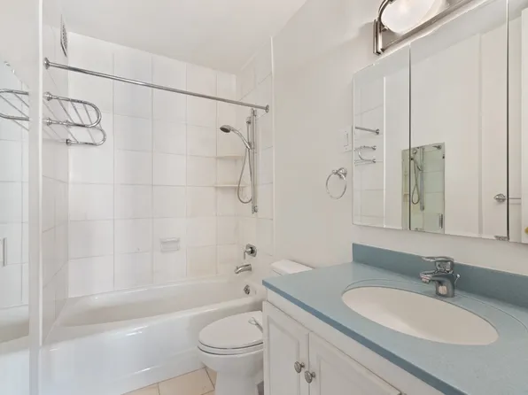 300 East 40th Street image 9 of 16