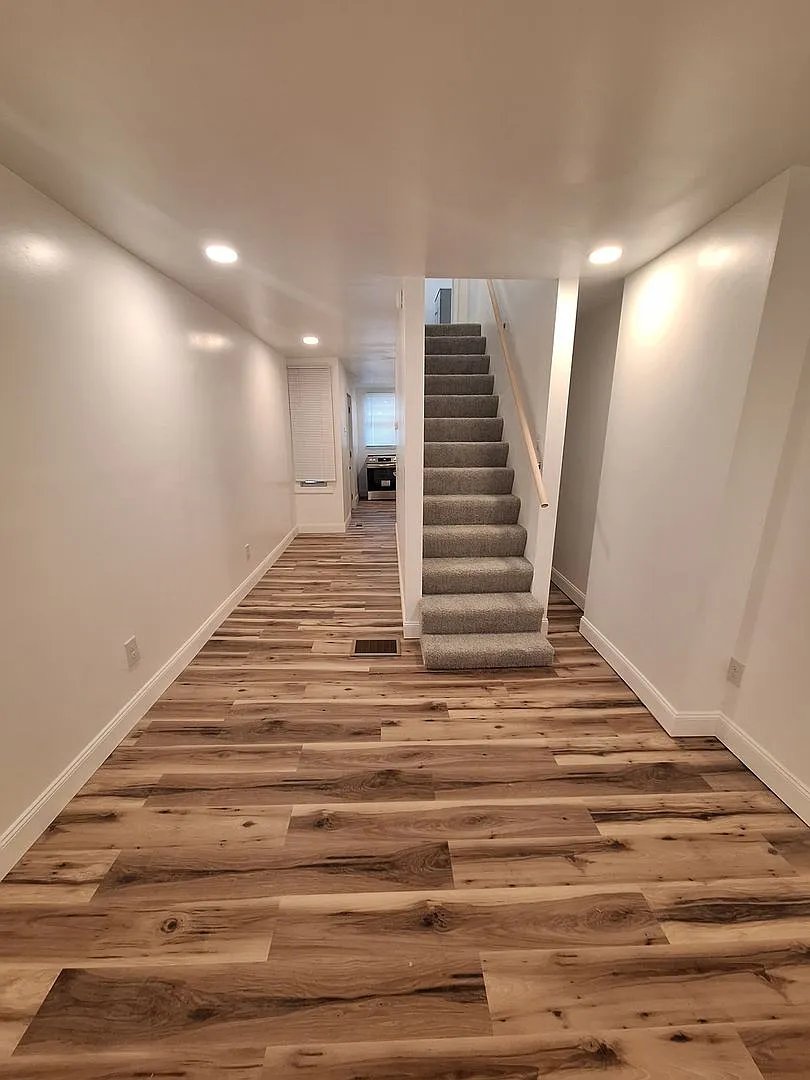Newly Renovated One Bedroom House, Downtown Location — Photo 4