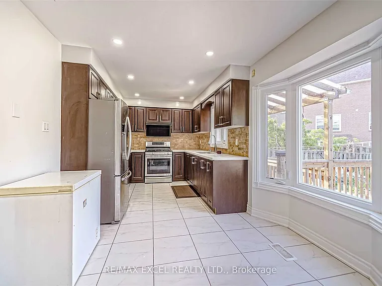 47 Whiteleaf Cres #UPPER — Photo 8
