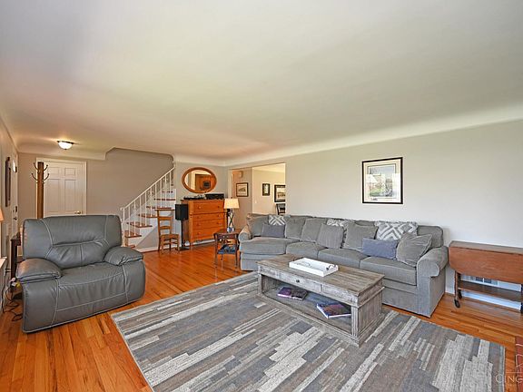 4th image of 8851 Roundhill Rd