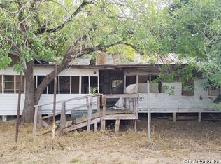 710 Goliad Rd, Floresville, TX 78114
