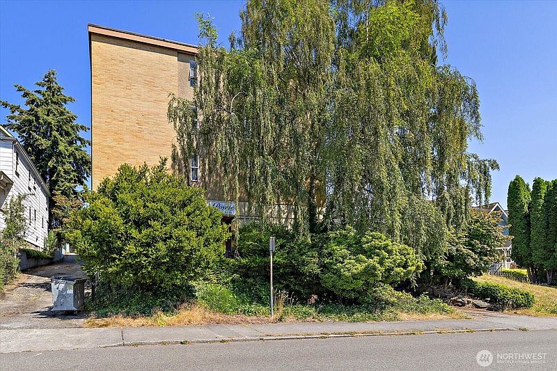 3rd image of 3209 Hoyt Avenue #302