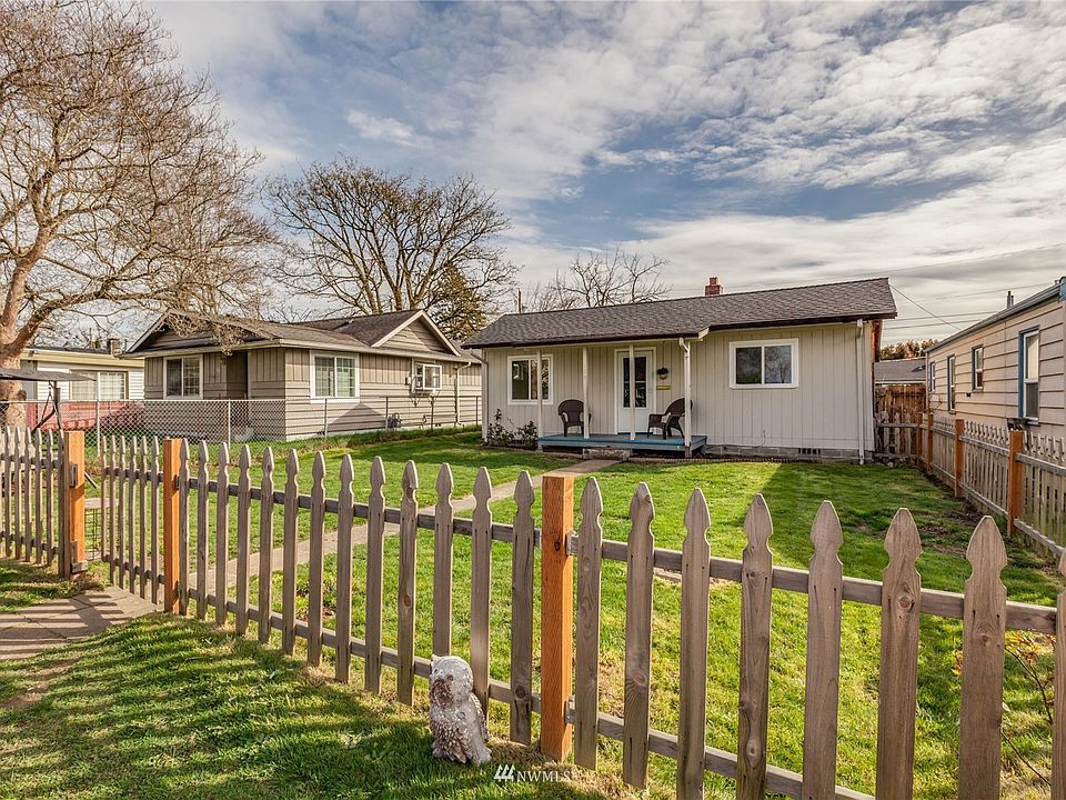 Charming home on a fully-fenced 4,200 sf lot