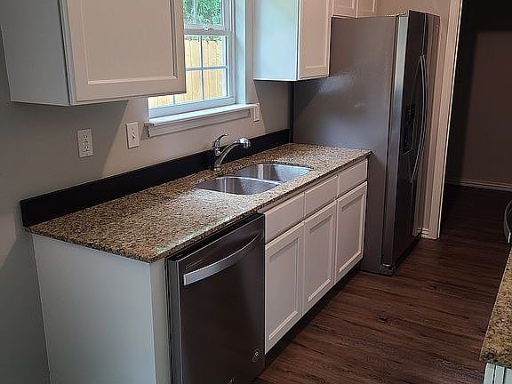 4th image of 3223 W Parkway Dr