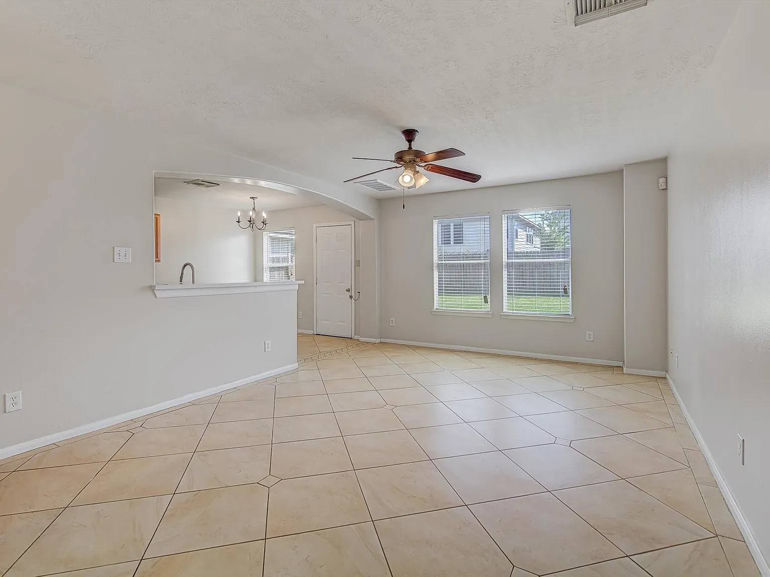 3 bed, 2.5 bath, 1684 sqft, $1,900 — Photo 4