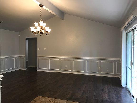 3rd image of 1402 Rosewood Ln