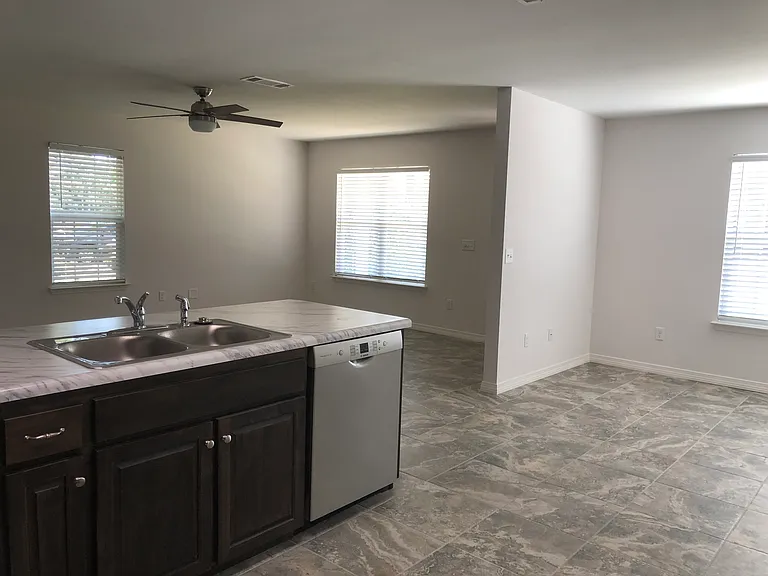 211 Deer St — Photo 3