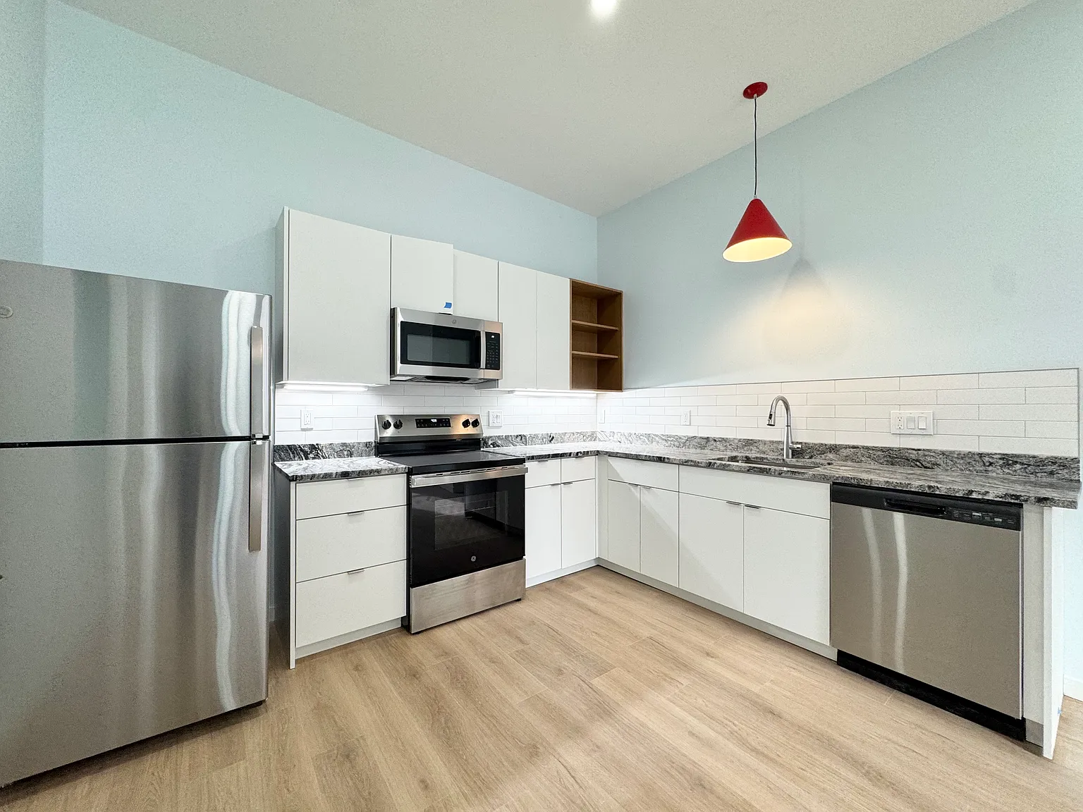 1 bed, 740 sqft, $1,350 — Photo 3