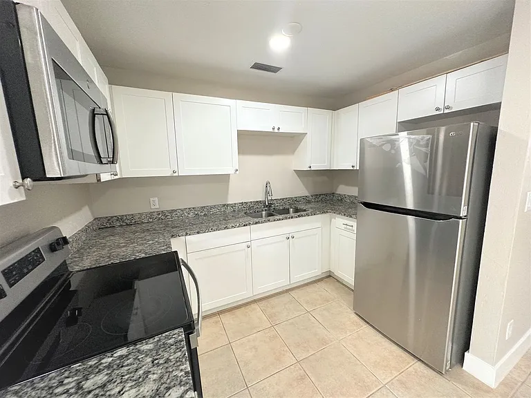 Avalon Apartments — Photo 12