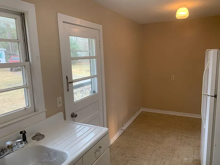 827 Olmstead Ave — Photo 7