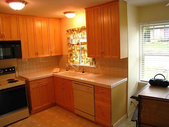 5th image of 1730 Summer St SE