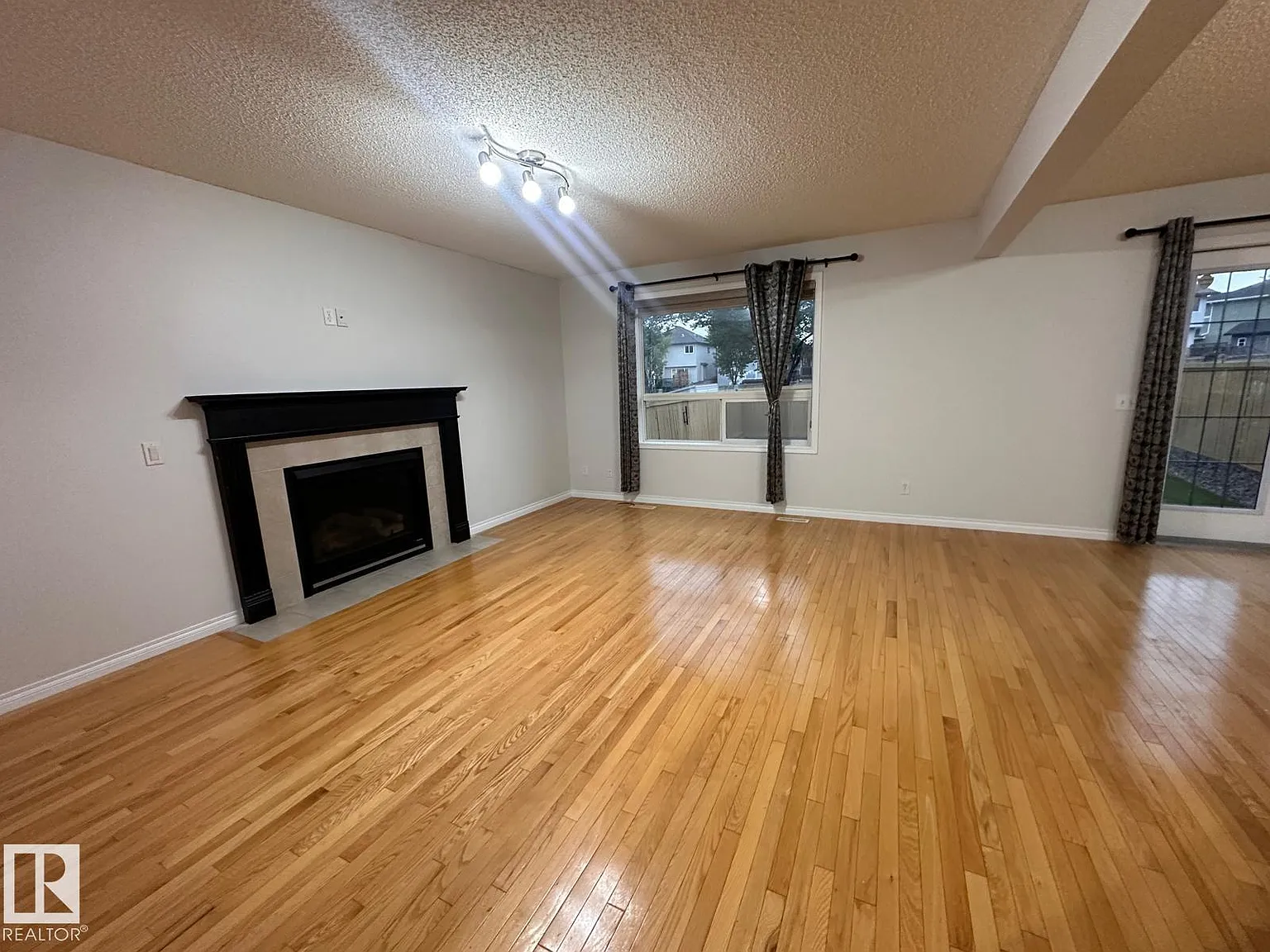 3 bed, 2.5 bath, 1900 sqft, $2,500 — Photo 2