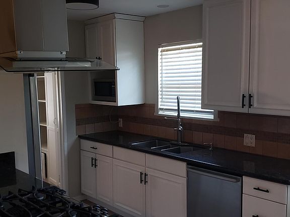 5th image of 16755 Moorpark St