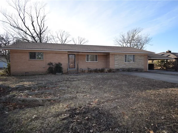 411 N Nelson Ave, Gentry, AR 72734