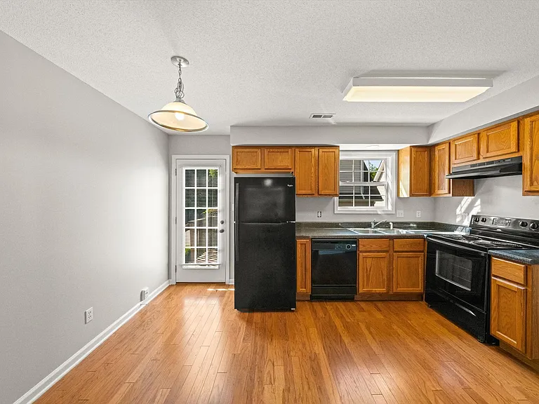 905 Hazelbrook Way — Photo 10