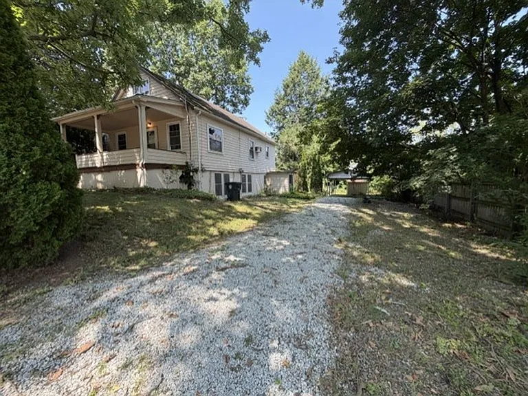 433 Allenford St — Photo 2