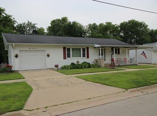 827 E Union St, Manchester, IA 52057