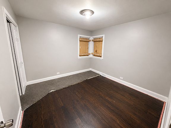 4th image of 4601 S Leclaire Ave