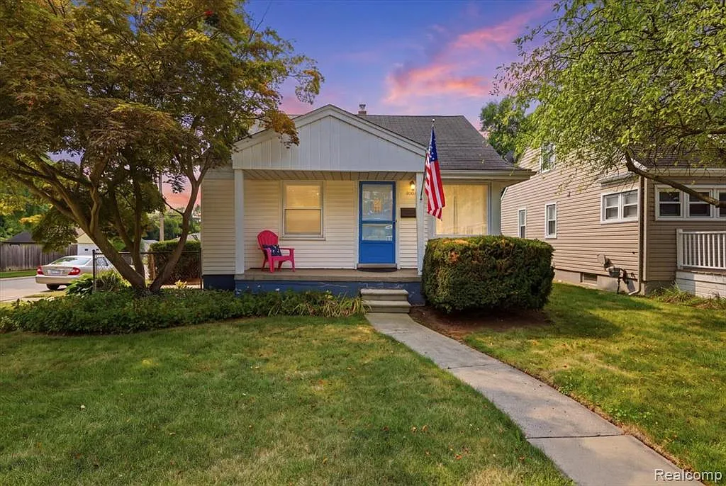 3 bed, 1.0 bath, 906 sqft, $1,950 — Photo 1