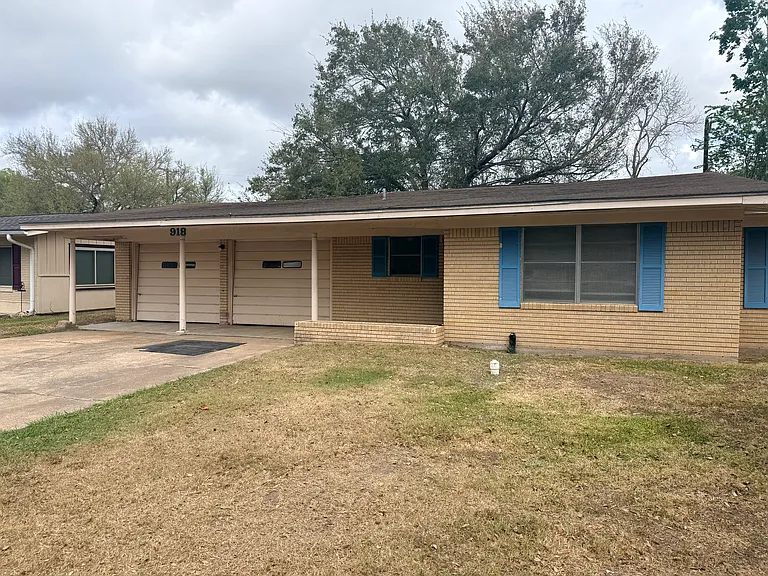 918 Roberts St — Photo 1