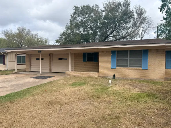 918 Roberts St, El Campo, TX 77437