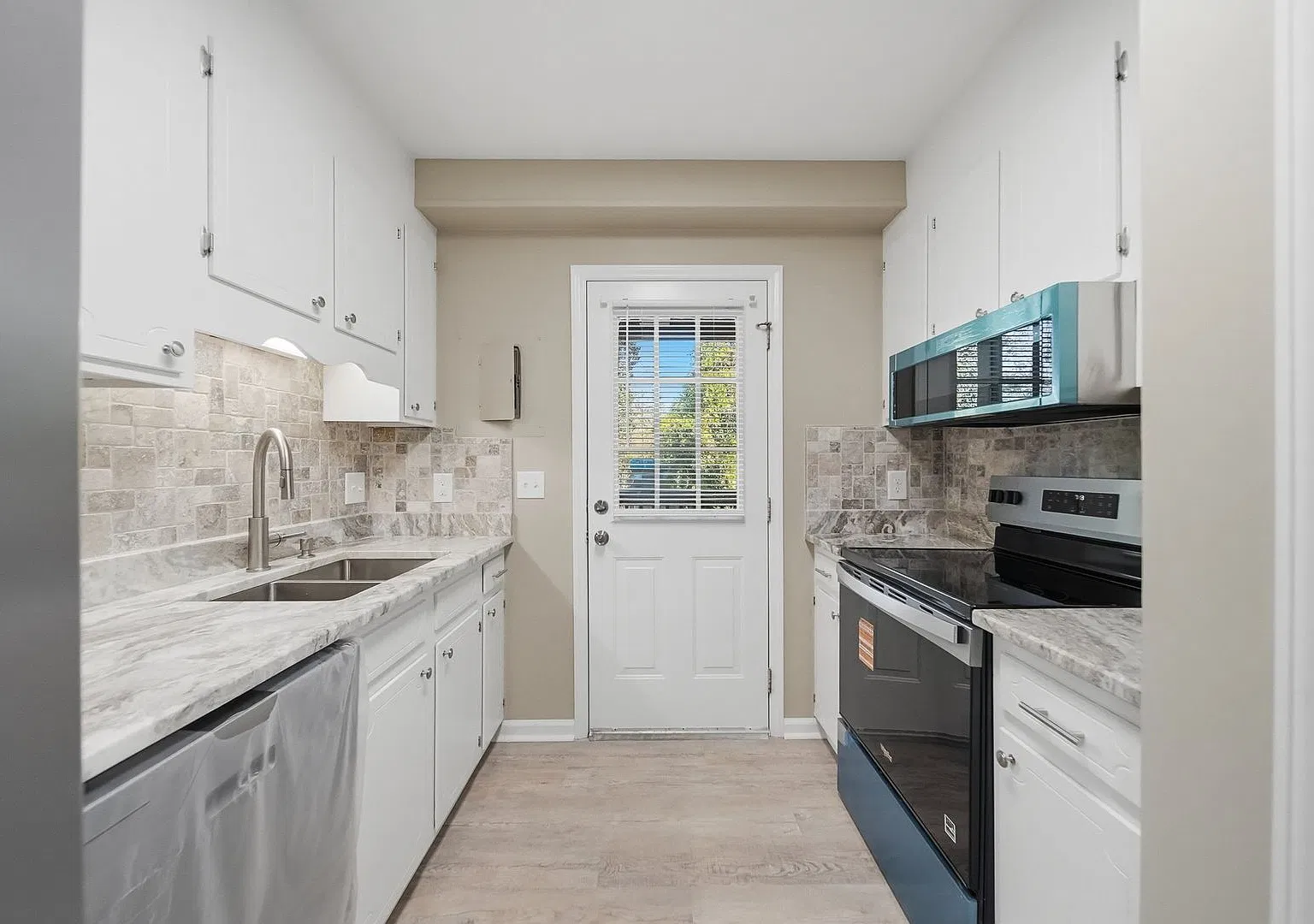Renovated 1 Bed 1 Bath Condo in Prime Location! — Photo 1