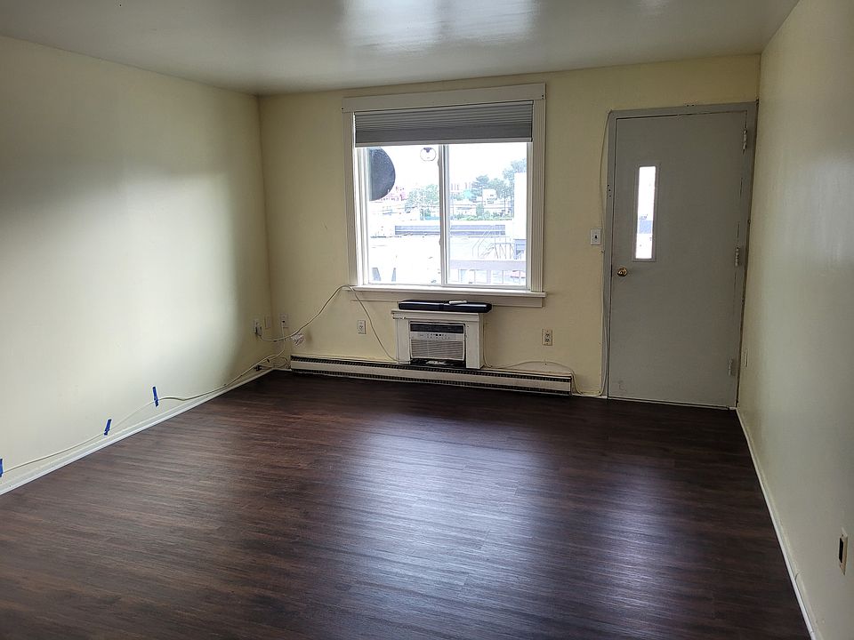 Living room / dining area