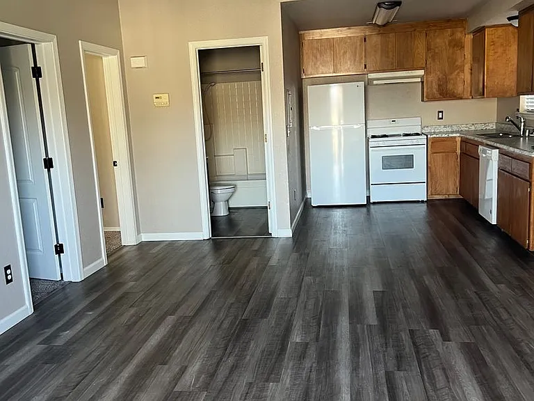 2820 East St — Photo 8
