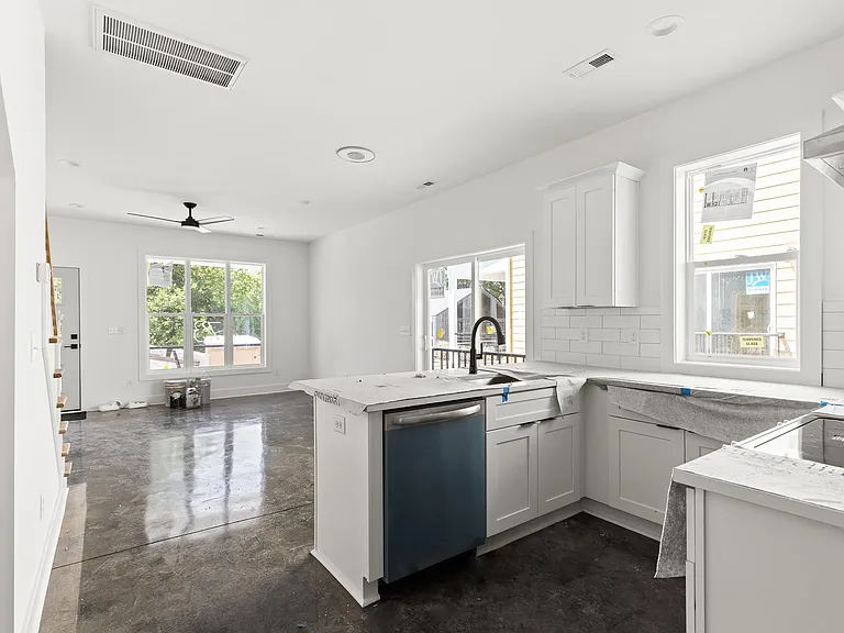 737 Hopkins St — Photo 15