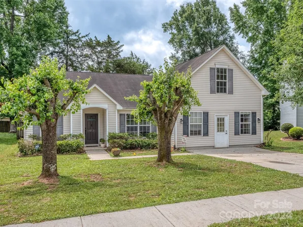 8212 Fox Swamp Rd, Charlotte, NC 28215