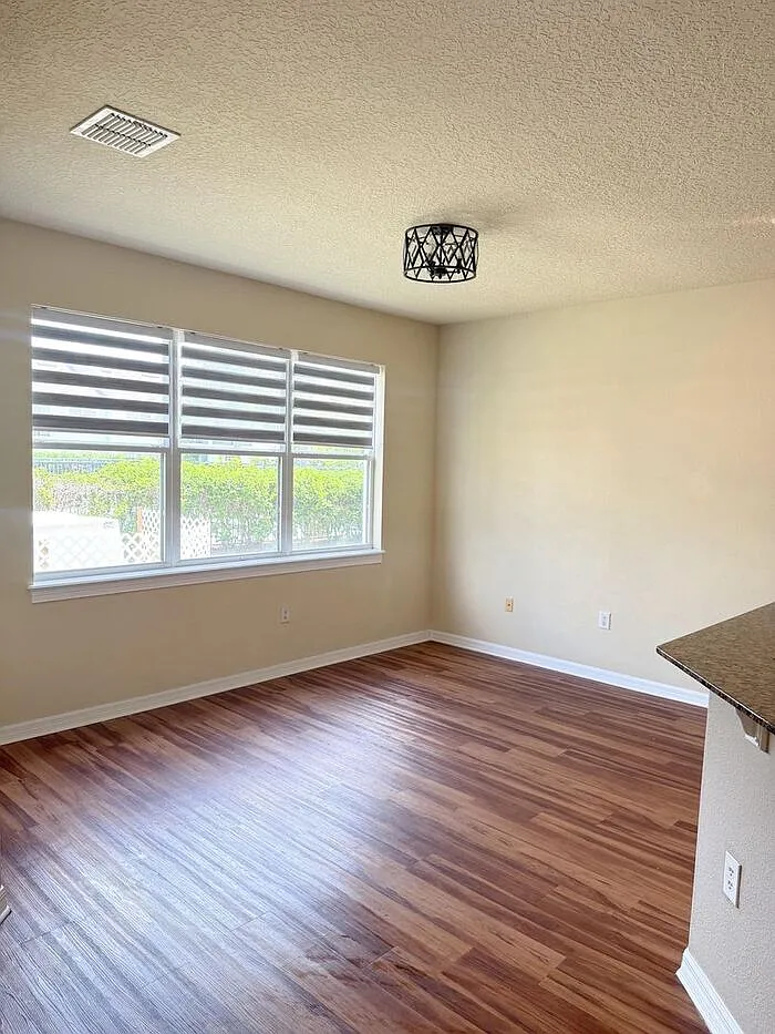 3 bed, 2.5 bath, 1600 sqft, $1,950 — Photo 4