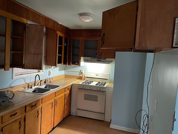 3rd image of 712 Crestwood Ter