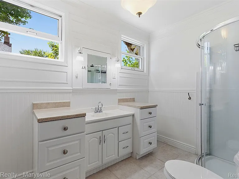 504 Clinton Ave — Photo 12