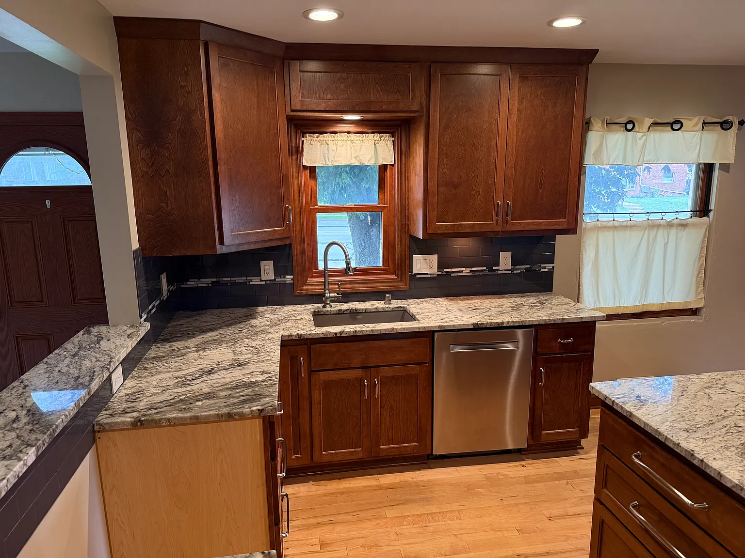 3 bed, 1120 sqft, $2,400 — Photo 3