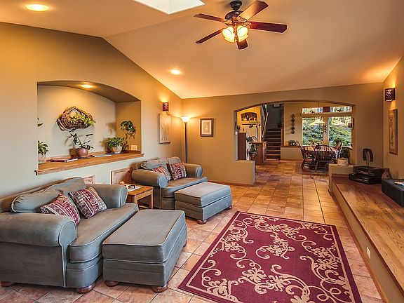 5th image of 10 Loganberry Ln