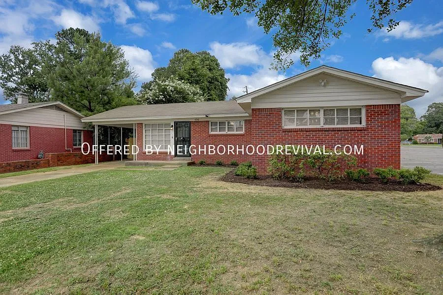 Renovated 4-bedroom brick home in Cherry Gardens, 1,224 sqft with central heat and air. — Photo 2