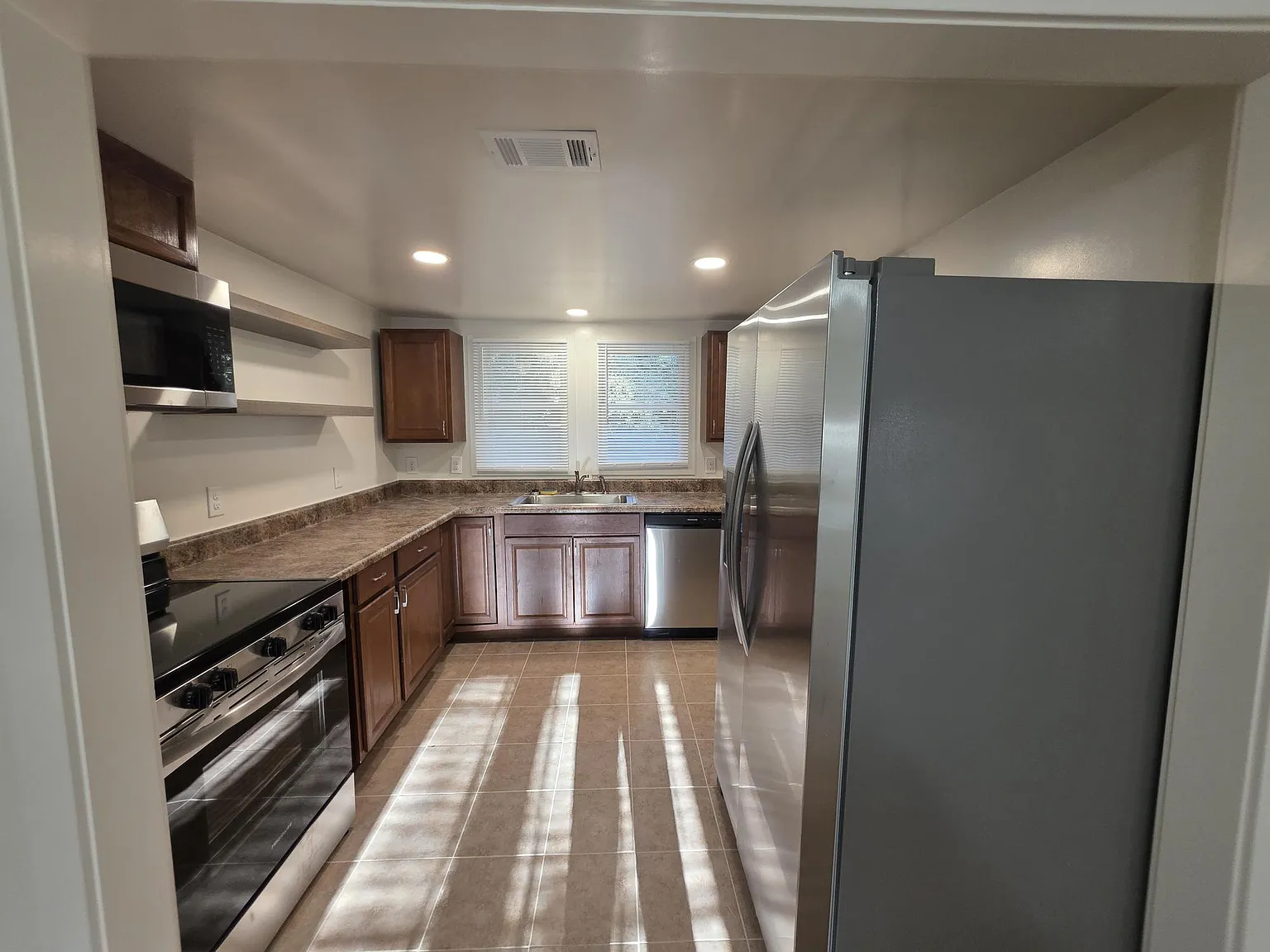 3 bed, 1750 sqft, $2,400 — Photo 4