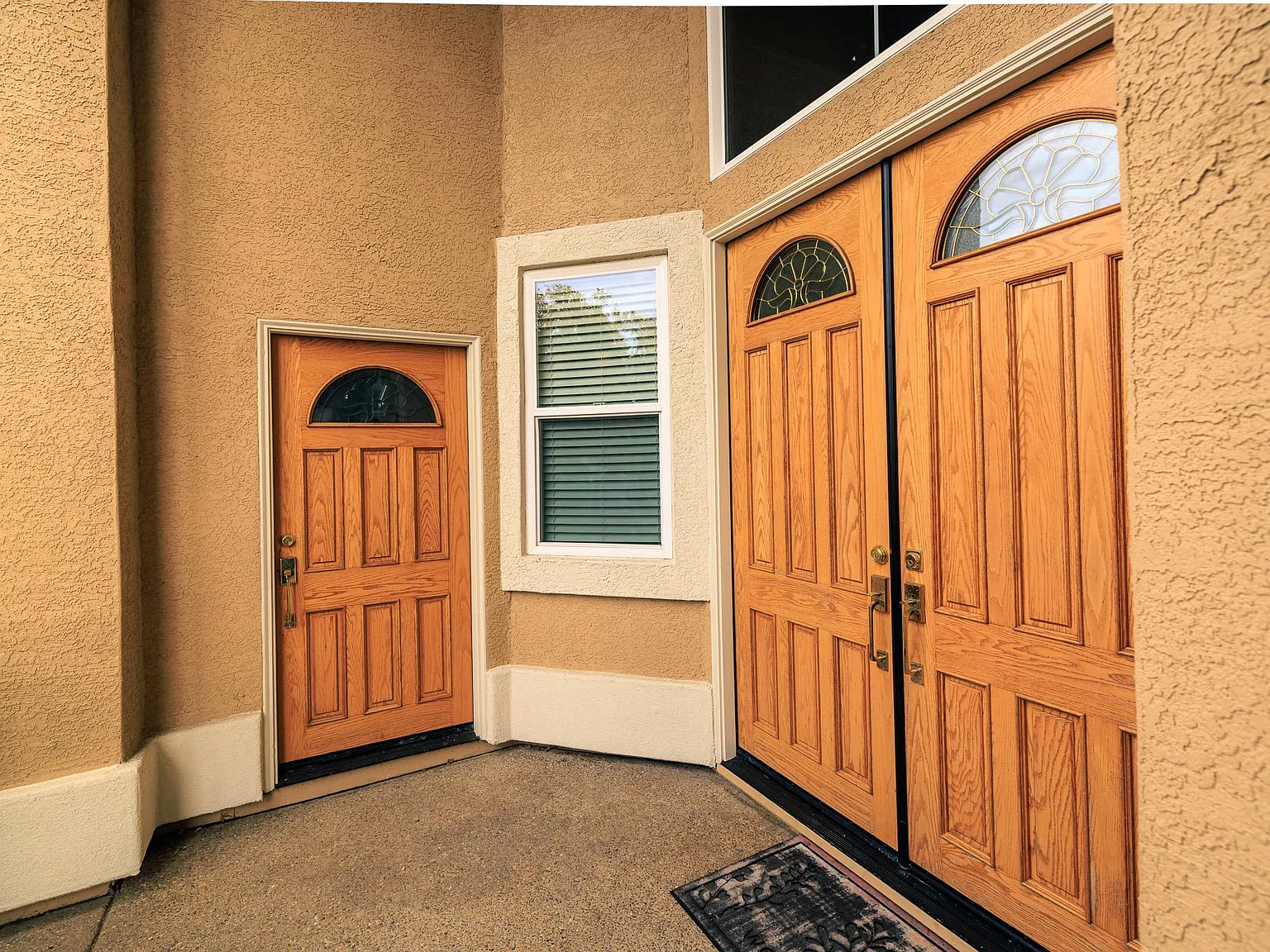 5 bed, 4090 sqft, $4,550 — Photo 1