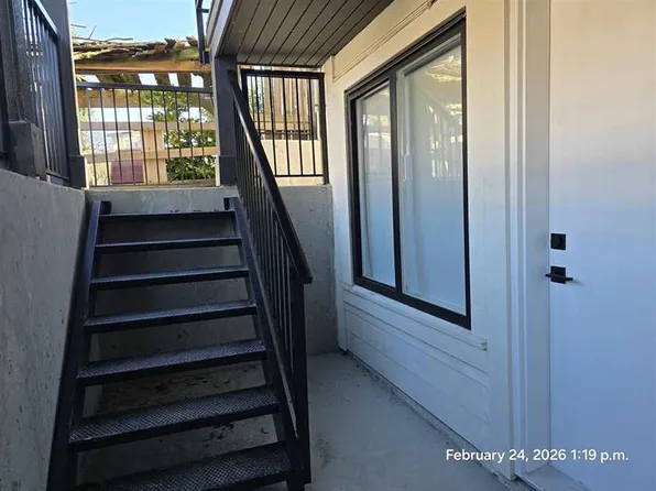 15571 Victoria Ave, White Rock, BC V4B 1H8