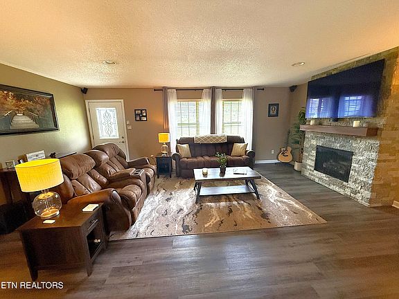 3rd image of 536 Catalpa St