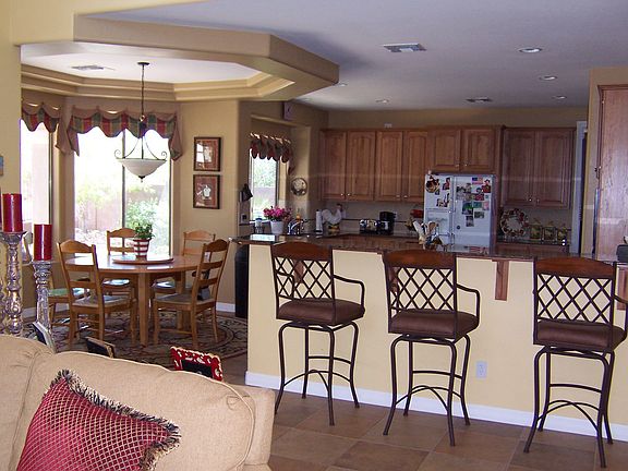 Breakfast bar w/granite countertops