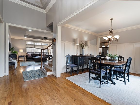 3rd image of 1037 Parkwood Rd